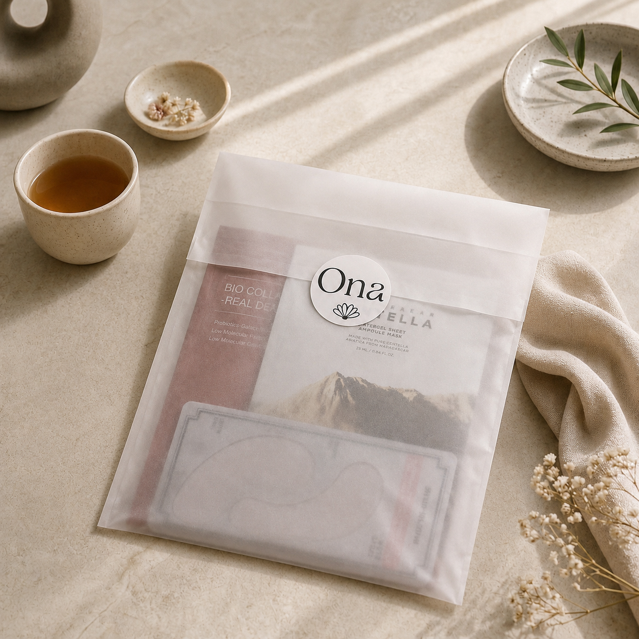 Grande enveloppe d'expedition ONA ouverte avec soins coreens, eye patches et rituel du mois
